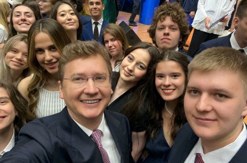  تعيش عائلة الأسد في رفاهية روسية بينما “يُحسّن بشار معلوماته في طب العيون”.