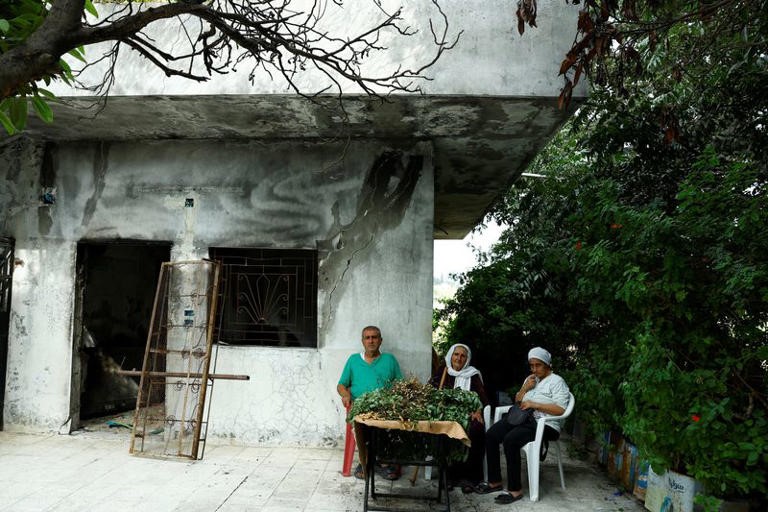  قادة سوريا الجدد يتخذون خطوات مثيرة للجدل لكسب ولاء العلويين