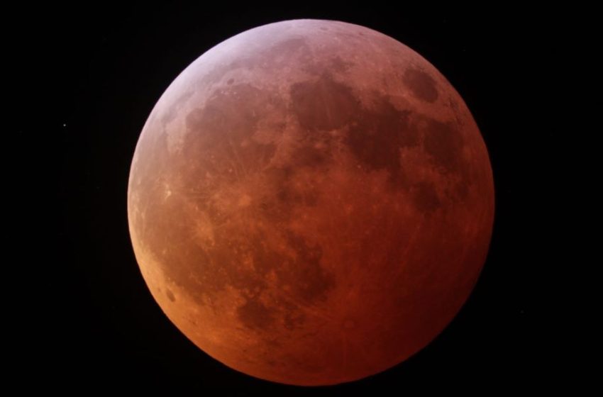  القمر الدموي 2026: العلم والرمزية وكيفية المشاهدة